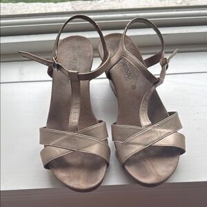 Mephisto Gold Comfort Sandals with Crossed Straps Size 39/8.5